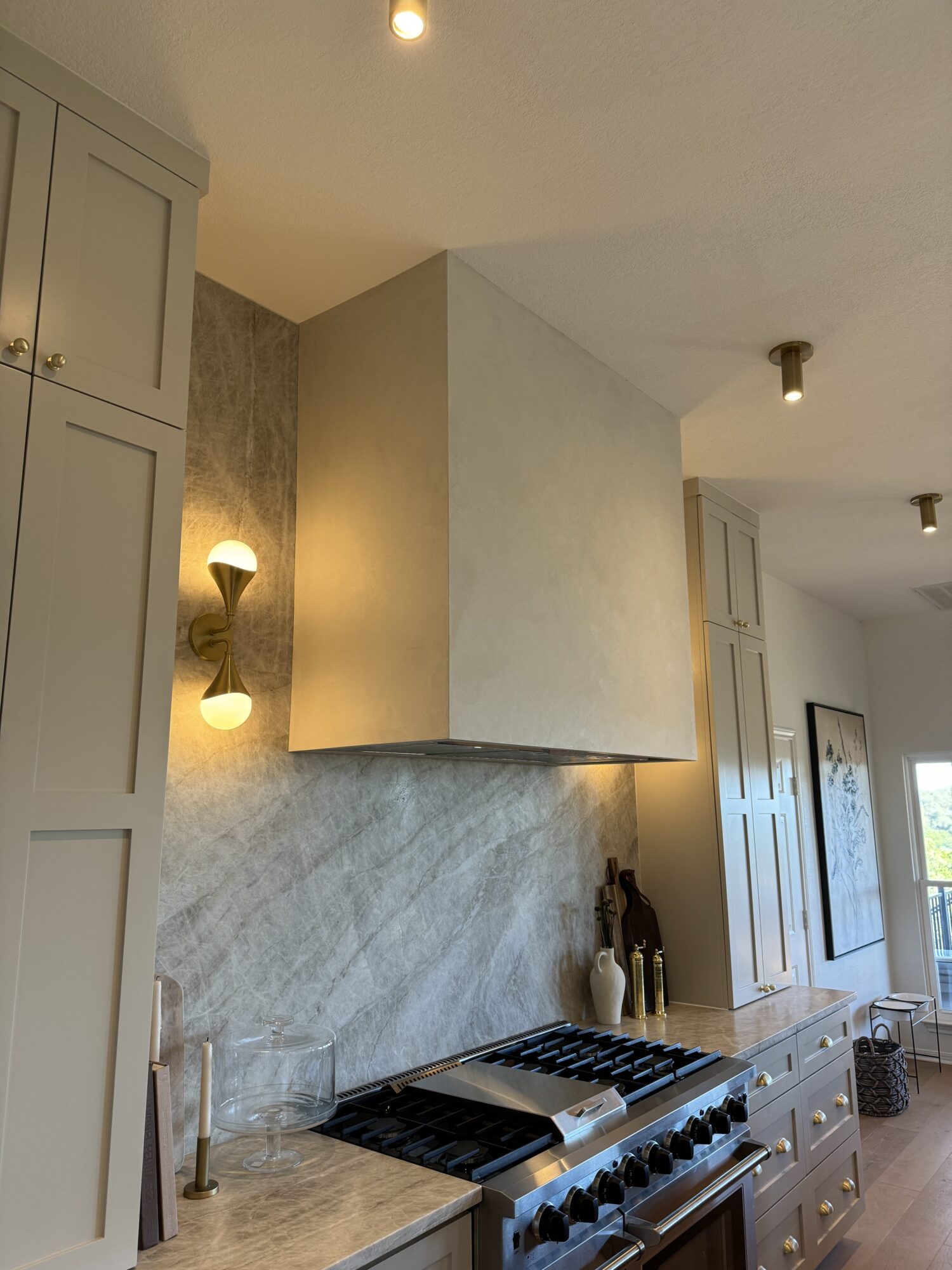 venetian plaster kitchen accent wall with modern decor